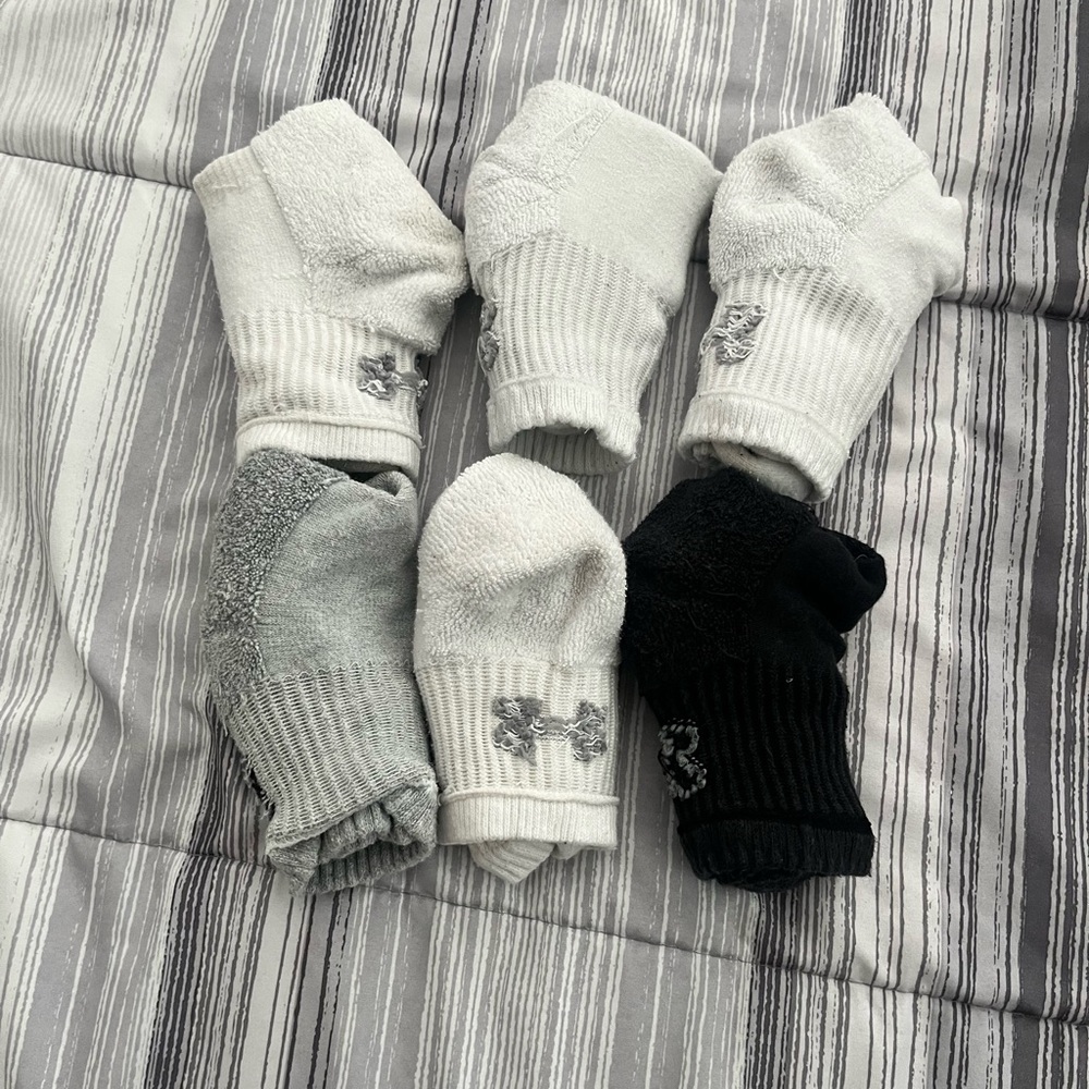 Mens Under Armour White, Gray, and Black Quarter Socks (Lot of 7)